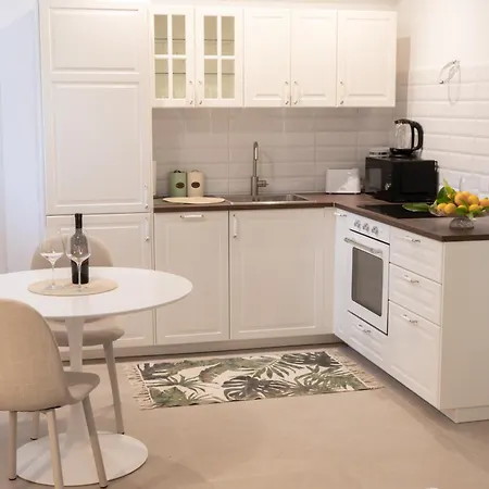 Disability-friendly With Free Parking Apartment *